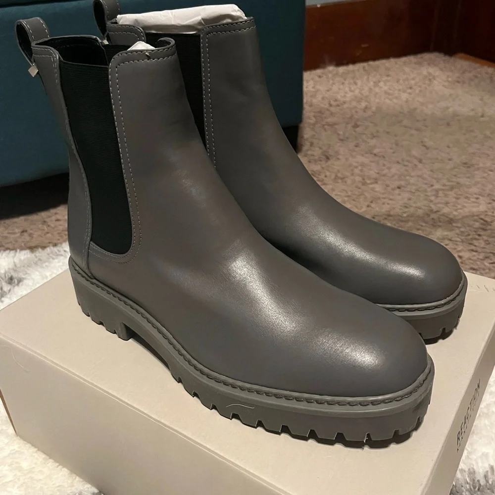 NWT Kenneth Cole Chelsea Boots